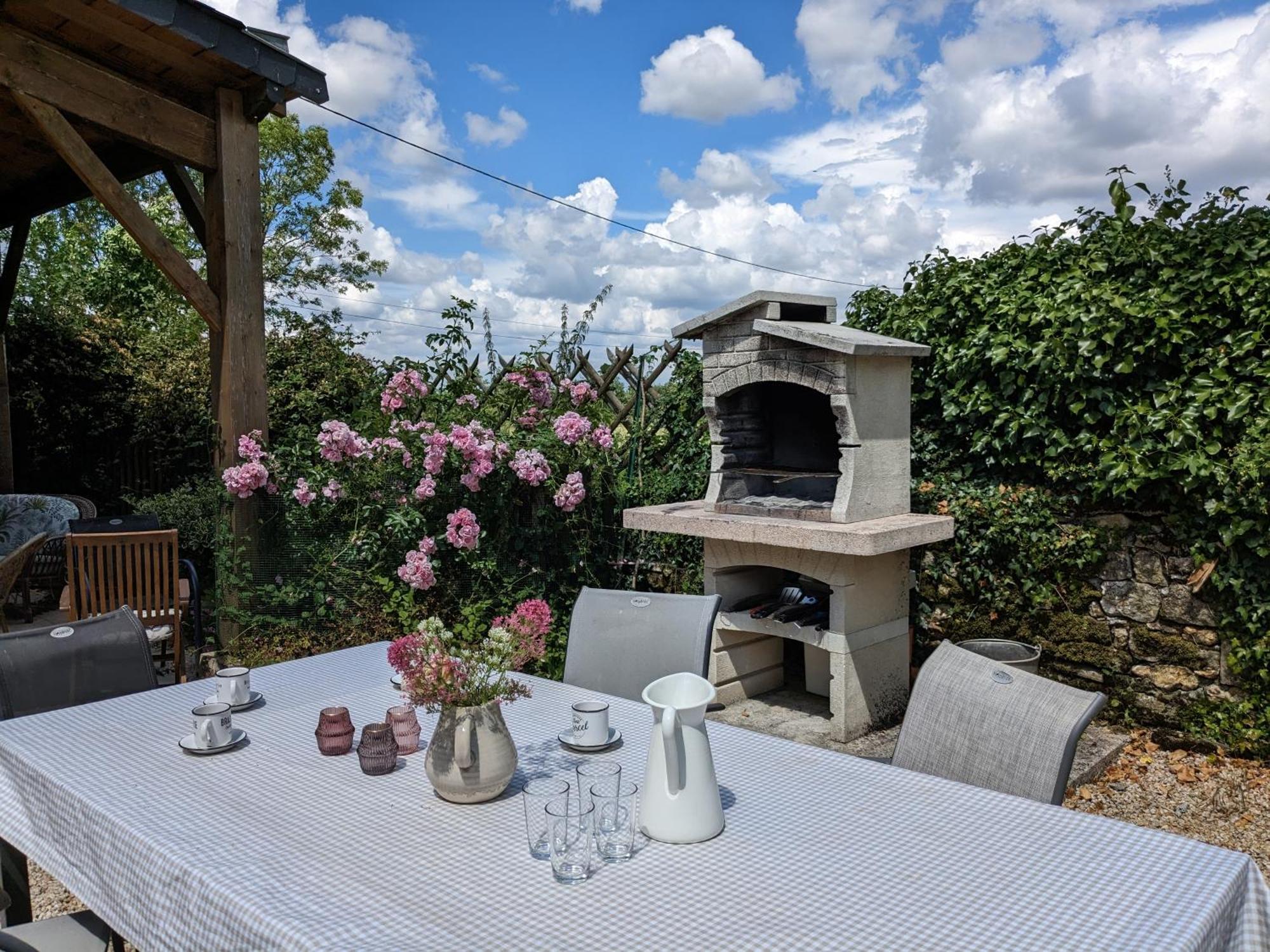 3 Self-Contained Gites With Pool And Games Room Saint-Georges-de-Noisné Екстериор снимка