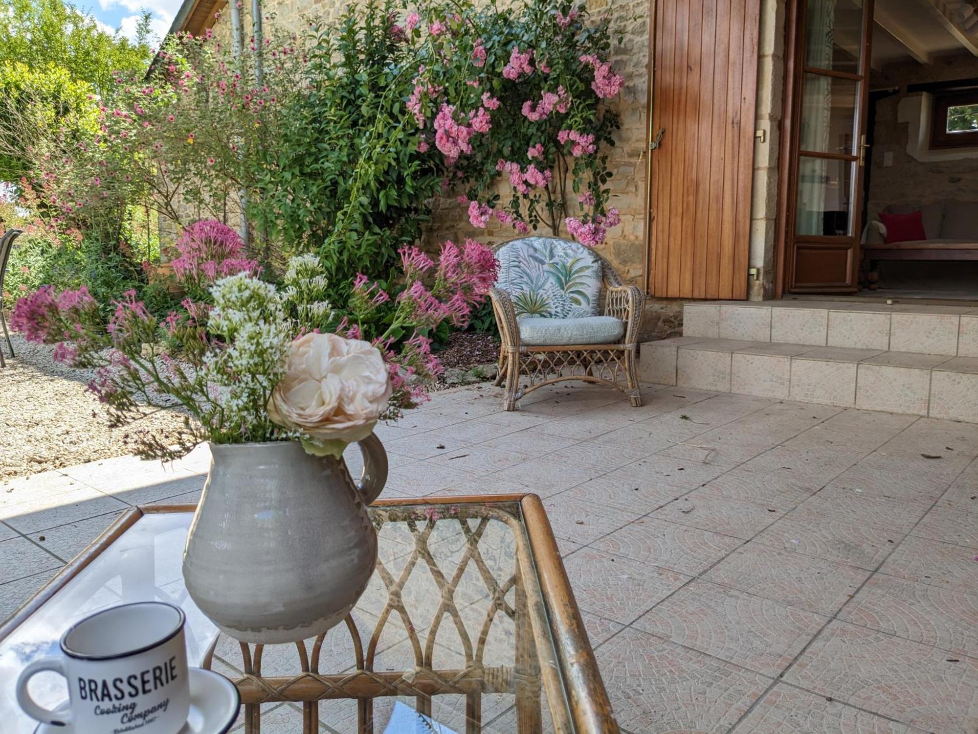 3 Self-Contained Gites With Pool And Games Room Saint-Georges-de-Noisné Екстериор снимка